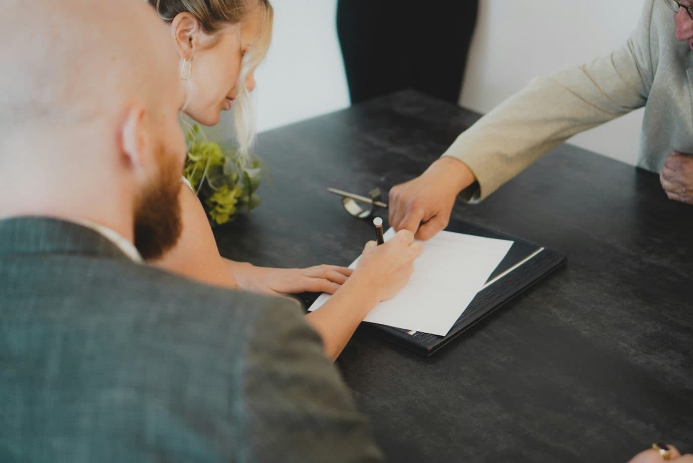 Un professionista accompagna due persone in una scelta importante, seduti allo stesso tavolo